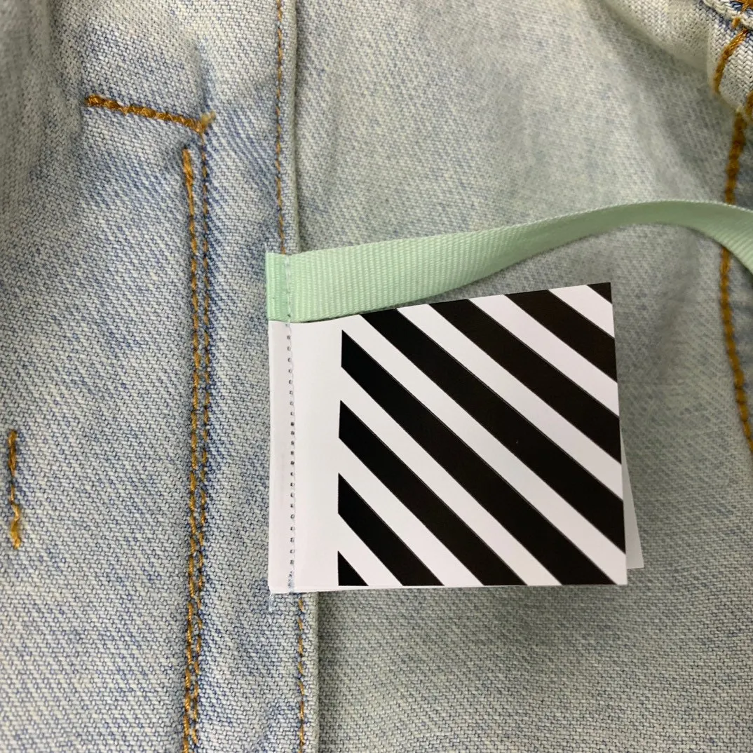 Top tested version OFF WHITE OW new tape patch arrow Zebra crossing OW men and women couple denim jacket original quality 22 brand new official collar label, the real over-the-top version Off-white 2022SS BLACK TAPE ARROWS DENIM JACKET tape denim jacket, obvious signature, unique high street style! The latest rubber strip industrial style elements in spring and summer (the main focus this season), heavy denim, more tough and retro, the main elements are heavily processed and have a micro profile, which can be worn by both men and women! Street arrow denim, a full set of customized accessories! Strict quality control! The same level as purchasing counters! Extremely difficult, don’t be afraid of any comparison! Color: washed blue Size: XS-L P:560